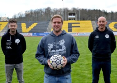 Plauener setzen auf ein Trainer-Trio - Chef-Trainer Robert Fischer (Mitte) bekommt beim VFC Plauen mit Tommy Färber (links) und Ronny Diersch (rechts) zwei Assistenten für die neue Oberliga-Saison an die Seite gestellt. 