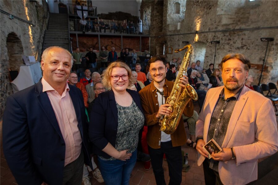 Plauener Spitzen-Jazztage beginnen mit einem Paukenschlag - Prof. Dr. Lutz Neumann (links) überreichte im Namen der Erfal-Siftung 3000 Euro an Ingo Eckardt und Claudia Wolfram vom Förderverein. Auch Jörn Kleinbrahm, Musiker von Bossa Nossa, freute sich.