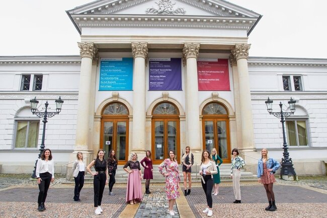 Plauener Spitzenprinzessin: Diese zwölf Frauen wollen es werden - Ein Stelldichein vor dem Plauener Vogtland-Theater: Die zwölf Anwärterinnen für das Amt der Spitzenprinzessin präsentierten sich am Freitag erstmals öffentlich. 
