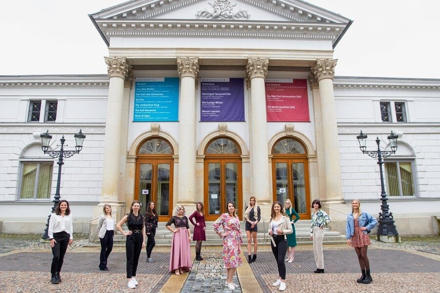Ein Stelldichein vor dem Plauener Vogtland-Theater: Die zwölf Anwärterinnen für das Amt der Spitzenprinzessin präsentierten sich am Freitag erstmals öffentlich. 