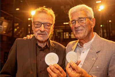 Plauener Stadtplakette fürs Ehrenamt - Die Plauener Werner Bamberger (r.) und Dr. Normann Haßler zählen seit Freitagabend zu den nun 63 Trägern der Stadtplakette. 