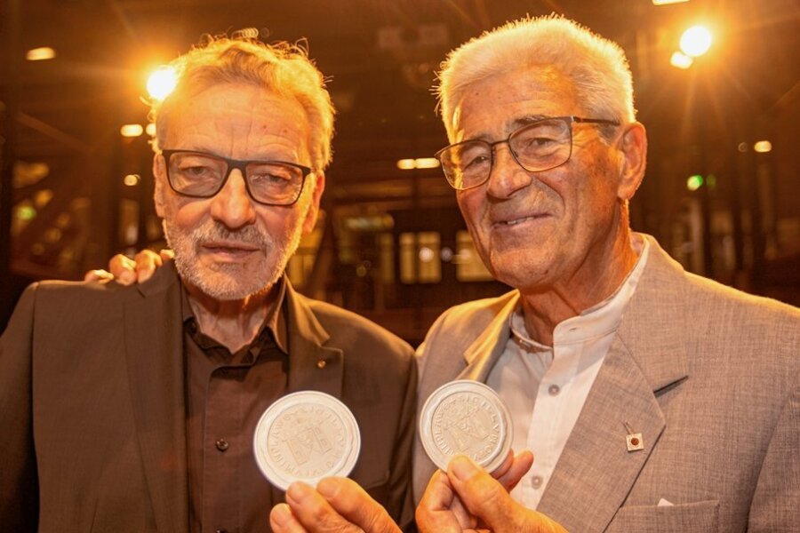 Plauener Stadtplakette fürs Ehrenamt - Die Plauener Werner Bamberger (r.) und Dr. Normann Haßler zählen seit Freitagabend zu den nun 63 Trägern der Stadtplakette. 