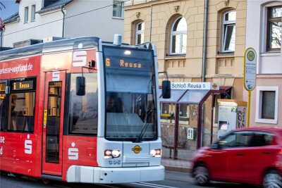 Plauener Stadtrat lehnt Umbenennung von Straßenbahnhaltestelle ab - Eine Straßenbahn der Linie 6 stoppt an der Haltestelle Schloß Reusa. Das dazugehörige Bauwerk sucht man allerdings vergebens.