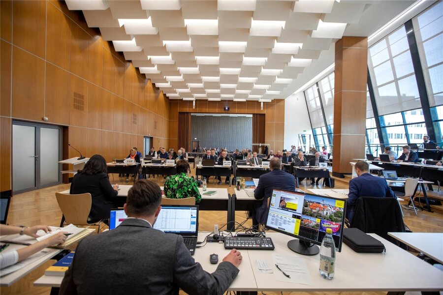 Plauener Stadtrat: Nur 15 von 42 Räten arbeiten digital - Im sanierten Ratssal steht allen Räten ein Internetzugang zur Verfügung, über den Unterlagen abgerufen werden können.