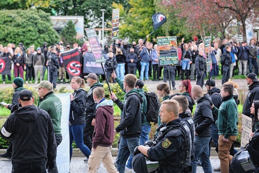 Plauener Stadtrat ringt um Extremismus-Begriff - Oktober 2022 in Plauen: Teilnehmer einer Demonstration der rechtsextremistischen Kleinpartei Der dritte Weg (vorn) stehen linken Aktivisten gegenüber. 
