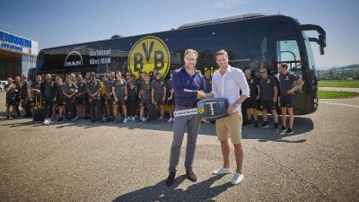 Plauener statten neuen BVB-Bus aus - Hartmut Sander (links), Vice President Corporate Communications bei MAN Truck & Bus, übergab den symbolischen Schlüssel für den neuen BVB-Mannschaftbus an Sebastian Kehl, Leiter der Lizenzspielerabteilung bei Borussia Dortmund.