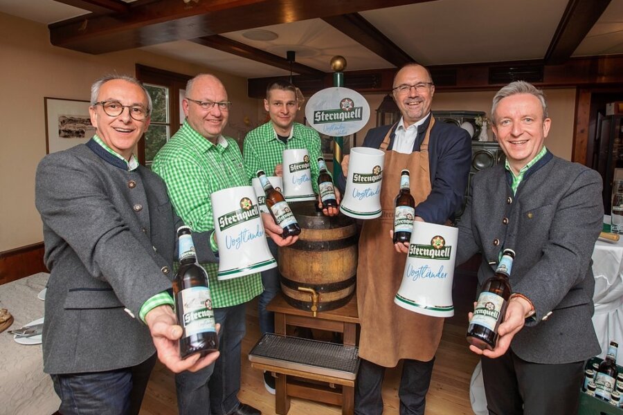 Plauener Sternquell-Brauerei bringt Helles auf den Markt - OB Steffen Zenner (mit Schürze) gelang der Fassbieranstich. Mit im Bild: Sternquell-Marketingchef Thomas Münzer, die Braumeister Kai-Uwe Jüttner und Sven Aurich sowie Geschäftsführer Jan Gerbeth (von links). 