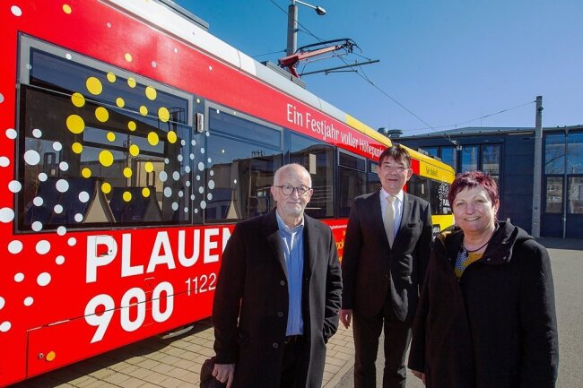 Gerhard Liebscher (links), Grünen-Abgeordneter aus dem Vogtlandkreis, sicherte in Zusammenarbeit mit dem Geschäftsführer der Plauener Straßenbahn, Karsten Treiber (Mitte), und Baubürgermeisterin Kerstin Wolf eine Summe von 1,7 Millionen Euro für den Plauener Nahverkehrsbetrieb.