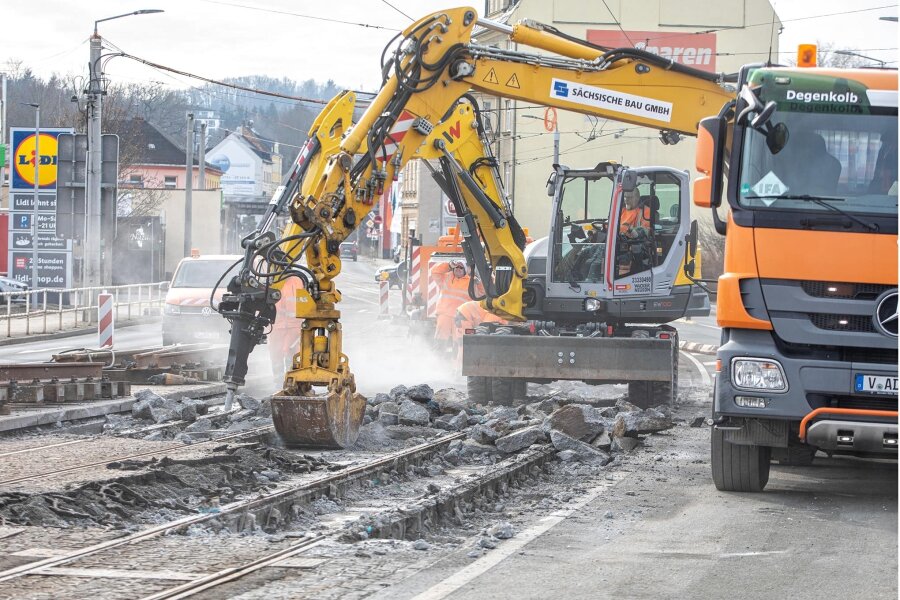 Plauener Straßenbahn fährt wieder über die Neue Elsterbrücke: Dieser Baustellenfahrplan gilt ab Dienstag - Um die Gleise umzuverlegen, war in den vergangenen Tage schwere Technik im Einsatz.