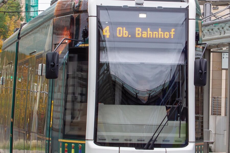 Plauener Straßenbahn hält nun auch wieder stadteinwärts am Rathaus - Die Plauener Straßenbahn hält nun auch wieder stadteinwärts am Rathaus.