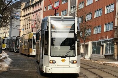 Plauener Straßenbahn hebt ab Sonntag 3G-Nachweispflicht auf - Ab Sonntag können in Plauen auch wieder Ungeimpfte mit der Straßenbahn fahren, ohne sich vorher testen lassen zu müssen. Allerdings besteht weiterhin für alle Maskenpflicht. 