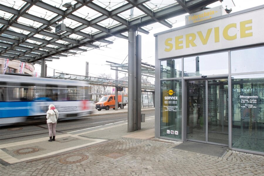 Plauener Straßenbahn nimmt wegen Silvester Fahrscheinautomaten außer Betrieb - Wer über den Jahreswechsel mit der Straßenbahn fahren will, sollte jetzt schon die Fahrscheine kaufen. Möglich ist dies auch im Servicepunkt am Tunnel.