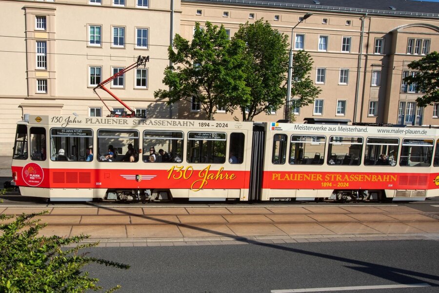 Plauener Straßenbahner feiern runden Geburtstag mit großer Schau - Mit mehreren Schriftzügen auf einer ihrer Straßenbahnen macht das Plauener Verkehrsunternehmen derzeit auch optisch auf das Jubiläum aufmerksam.