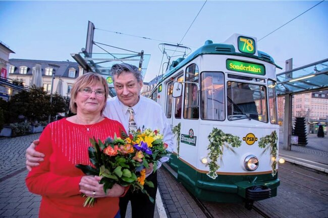 Plauener Straßenbahnlegende setzt sich zur Ruhe - doch der Abschied kommt in Raten - Fast 32 Jahre lang haben Margitta und Peter Schöberlein die rollenden Gastwirtschaft auf den Schienen gehalten. Nun genießt das Ehepaar den wohlverdienten Ruhestand.