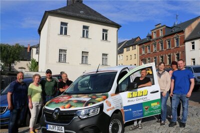 Plauener Tafel im Umland jetzt mit neuem Auto auf Tour - Mitarbeiter der Plauener Tafel und Unterstützer vor der Premierenfahrt des neuen Tafel-Transporters in Pausa.