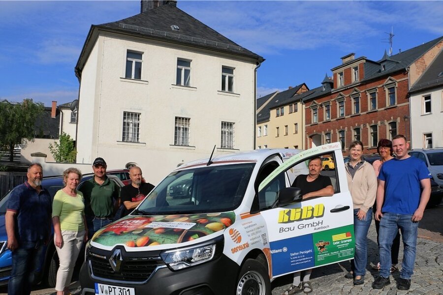 Plauener Tafel im Umland jetzt mit neuem Auto auf Tour - Mitarbeiter der Plauener Tafel und Unterstützer vor der Premierenfahrt des neuen Tafel-Transporters in Pausa.