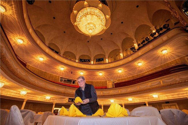 Plauener Theaterball soll in diesem Jahr wieder eine runde Sache werden -  Kathleen Waldenburger, Inhaberin des Landgasthof Königswalde, hat am Mittwoch damit begonnen, auf der großen Bühne des Vogtlandtheaters die Tische einzudecken und zu schmücken.