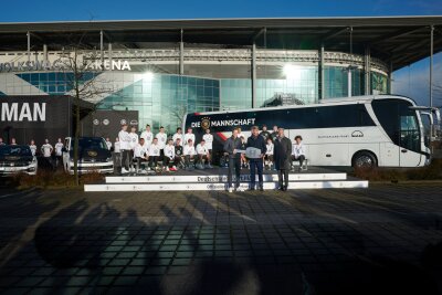 Plauener veredeln neuen Bus für Fußball-Nationalmannschaft - Der neue Mannschaftsbus wird ein Aushängeschild für die Nationalmannschaft sein und fällt rein äußerlich vor allem durch sein helles und freundliches Design auf. 
