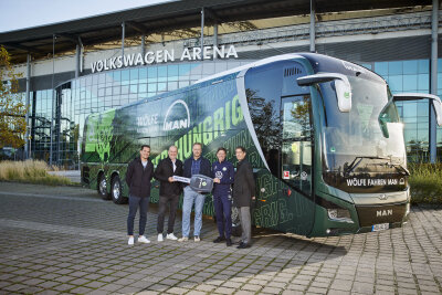 Plauener veredeln neuen Mannschaftsbus des VfL Wolfsburg - Bei der Bus-Übergabe in Wolfsburg.