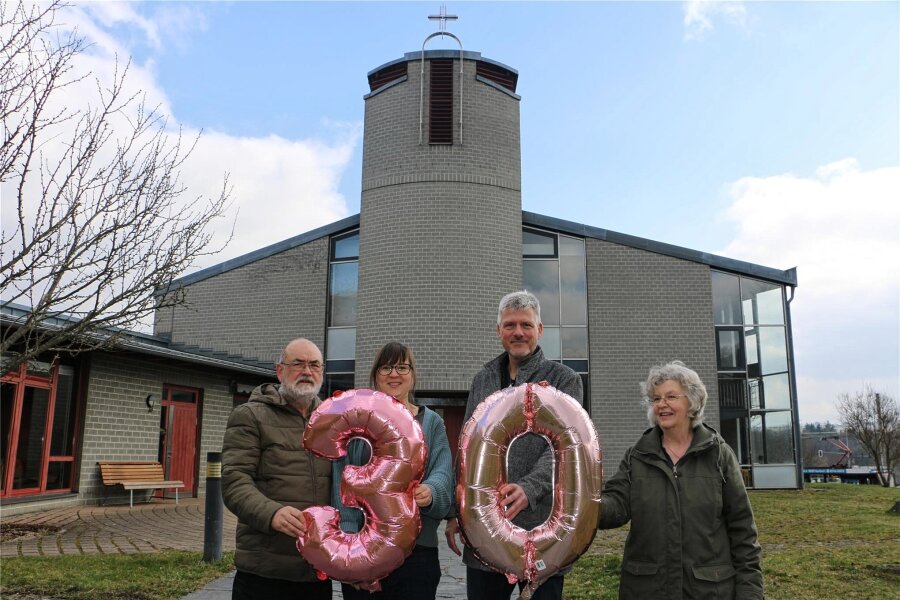 Plauener Versöhnungskirche feiert ihren 30. Geburtstag - Die große, feierliche Zahl vor der Versöhnungskirche zeigen Arnd Olsson, Gemeindepädagogin Katharina Olsson, Pfarrer Hartmut Stief und Barbara Olsson.