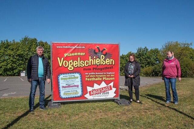 Die Plauener Schausteller Peter Hickmann, Katharina Wischnewski-Lang und Heike Hammerschmidt (von links) haben bis zuletzt gehofft, dass der größte Rummel im Vogtland, das Plauener Vogelschießen, zumindest unter Auflagen stattfinden kann. 