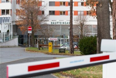 Plauener Vogtland-Klinikum lässt wieder Besucher zu: Welche Regeln dafür ab Mittwoch gelten - Ab Mittwoch weniger verschlossen, aber dennoch reguliert: Das Helios Vogtland Klinikum in Plauen. 