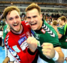 Plauener will erneut in die Bundesliga - 23. August 2015: Benjamin Meschke (rechts) und Felix Storbeck haben gerade mit Aufsteiger SC DHfK Leipzig die Sensation geschafft und in der 1. Bundesliga den damaligen EHF-Europa-Pokal-Finalisten HSV Handball Hamburg mit 31:27 besiegt. 