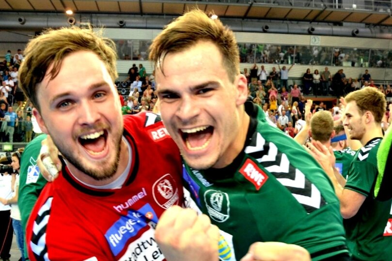 23. August 2015: Benjamin Meschke (rechts) und Felix Storbeck haben gerade mit Aufsteiger SC DHfK Leipzig die Sensation geschafft und in der 1. Bundesliga den damaligen EHF-Europa-Pokal-Finalisten HSV Handball Hamburg mit 31:27 besiegt. 