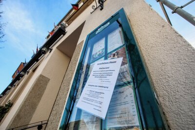 Plauener Wirt schließt sein Lokal aufgrund "inkompetenter Regierung" - Aushang am mittlerweile geschlossenen Kartoffelhaus an der Neundorfer Straße in Plauen: "Geschlossen auf Grund einer inkompetenten Regierung." 