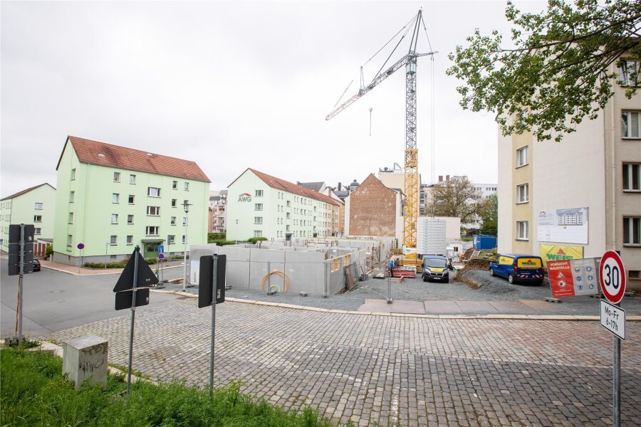 Plauener Wohnungsgenossenschaft AWG errichtet ersten Neubau seit der Wende - An der Ecke Forst-/Krausenstraße wächst der Neubau in die Höhe.