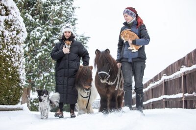 Plauener wollen Tafel für Tiere gründen - Petra Scholz engagiert sich selbst für das Wohl vieler Tiere. Mit Tochter Alexa sorgt sie für die Hunde Marcie und Lexa, die Ponys Bella und Pino sowie Häschen Funny.