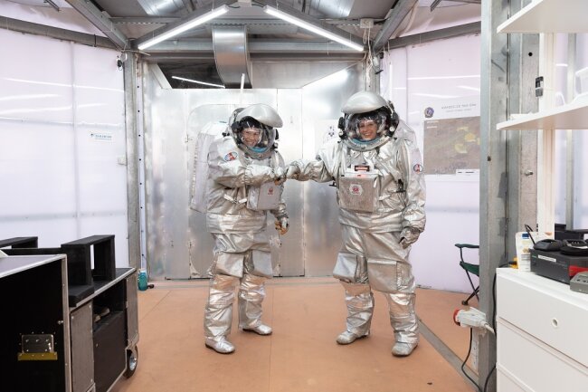 Plauenerin auf virtueller Mars-Mission - Analog-Astronauten können nicht anders, sie müssen sich coronakonform begrüßen. Anika Mehlis ist links im Bild.