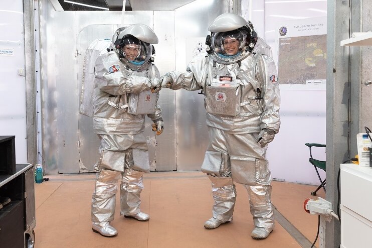 Analog-Astronauten können nicht anders, sie müssen sich coronakonform begrüßen. Anika Mehlis ist links im Bild.