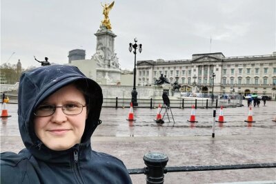 Plauenerin erlebt heiße Phase vor der Krönung in London mit - Manuela Siegburg vor dem Buckingham-Palast.