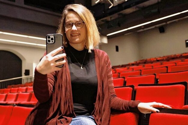 Plauenerin erzählt Geschichten aus dem Theater jetzt in Videos - Anne Zeuner mit ihrem Smartphone im Zwickauer Gewandhaus unterwegs.