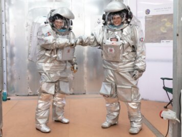 Plauenerin ist noch bis Ende Oktober auf "Mars-Expedition" - Analog-Astronauten können nicht anders, sie müssen sich coronakonform begrüßen. Anika Mehlis ist links im Bild.