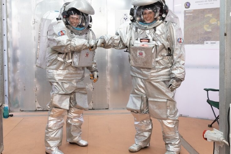 Plauenerin ist noch bis Ende Oktober auf "Mars-Expedition" - Analog-Astronauten können nicht anders, sie müssen sich coronakonform begrüßen. Anika Mehlis ist links im Bild.