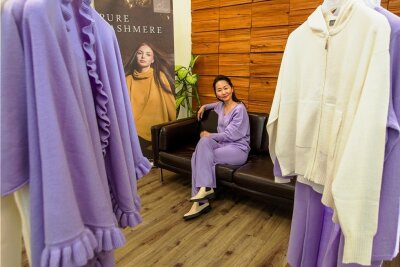 Plauenerin präsentiert im Berliner Hotel Adlon ihre Luxus-Mode - Modedesignerin Saruul Fischer inmitten ihrer aktuellen Kollektion für den Sommer. Der Violett-Ton "Very Peri" ist die Farbe des Jahres. 