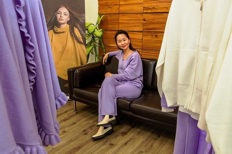 Plauenerin präsentiert im Berliner Hotel Adlon ihre Luxus-Mode - Modedesignerin Saruul Fischer inmitten ihrer aktuellen Kollektion für den Sommer. Der Violett-Ton "Very Peri" ist die Farbe des Jahres. 