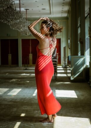 Wenn sexy und Strickkleid kein Widerspruch sind: Das Kaschmir-Modelabel "Edelziege" aus Plauen setzt dieses Jahr auf Knallfarben. 