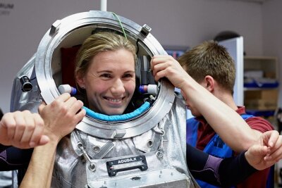 Plauenerin startet zu simulierter Mars-Mission - Fast 50 Kilo wiegt die Attrappe des Raumanzugs, den Analog-Astronautin Anika Mehlis testweise bereits getragen hat. 