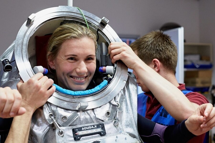 Fast 50 Kilo wiegt die Attrappe des Raumanzugs, den Analog-Astronautin Anika Mehlis testweise bereits getragen hat. 