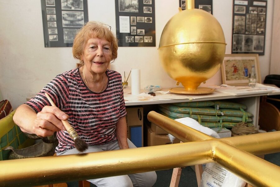 Glänzendes Gold: Die Plauener Restauratorin Sonnhild Müller hat ihren Auftrag für die Chemnitzer Jakobikirche jetzt fertiggestellt. 