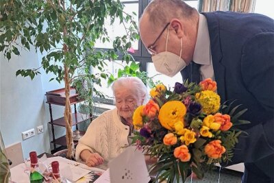 Plauenerin verrät, wie sie 100 Jahre alt werden konnte - Plauens Oberbürgermeister Steffen Zenner gehörte am Mittwoch zu den Gratulanten vo Johanna Zeidler. 
