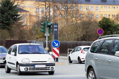 Plauens neue Rotlichtblitzer in Kürze alle in Betrieb - Ab sofort werden an der Kreuzung Chamisso-/Reißiger Straße Autofahrer geblitzt, die bei roter Ampel nicht stehen bleiben.
