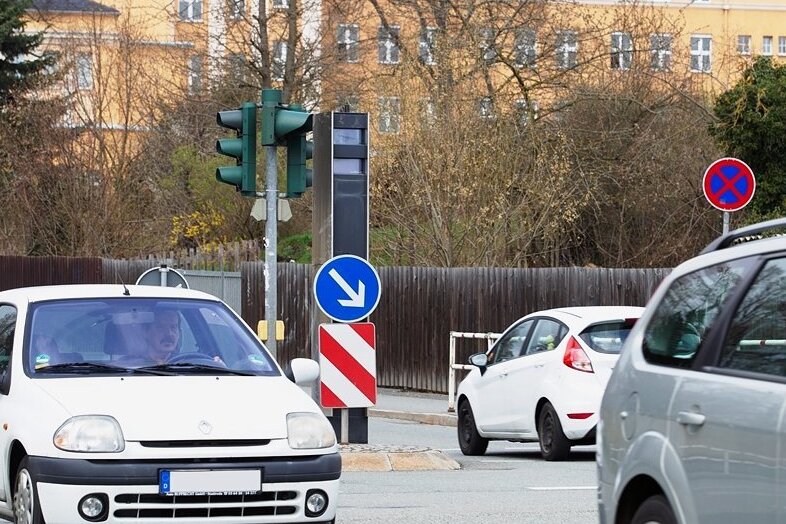Plauens neue Rotlichtblitzer in Kürze alle in Betrieb - Ab sofort werden an der Kreuzung Chamisso-/Reißiger Straße Autofahrer geblitzt, die bei roter Ampel nicht stehen bleiben.