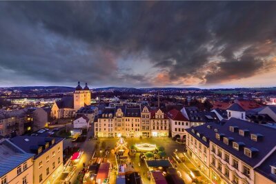 Plauens Rathaus-Spitze hofft auf buntes Markttreiben im Advent - Der Plauener Weihnachtsmarkt bildet stets eine stimmungsvolle Kulisse. 2020 wurde er abgesagt, ob und unter welchen Bedingungen er 2021 stattfinden kann, ist noch ungewiss. 
