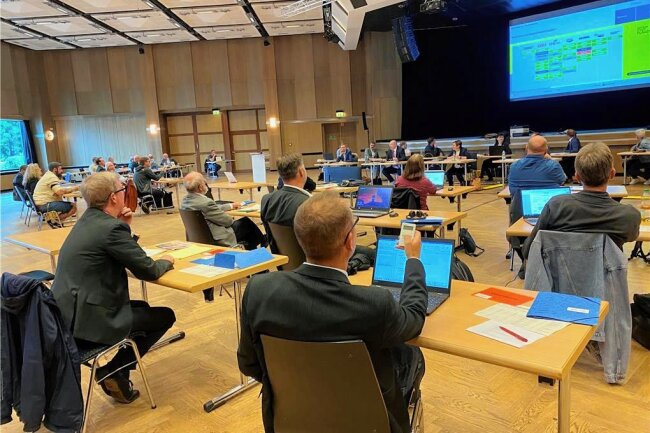 Plauens Stadtratsitzungen künftig live im Netz zu sehen - Am Dienstag stimmten die Plauener Stadträte in der Festhalle erstmals mit einer Votebox ab.