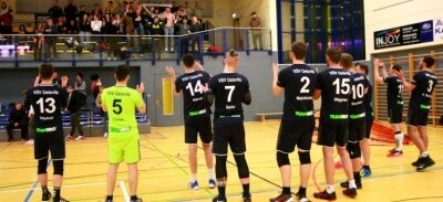Play-offs geschafft, aber das große Ziel verfehlt - Zusammen mit dem Publikum feierten die Oelsnitzer Regionalliga-Volleyballer am Samstagabend den Einzug in die Finalrunde. 