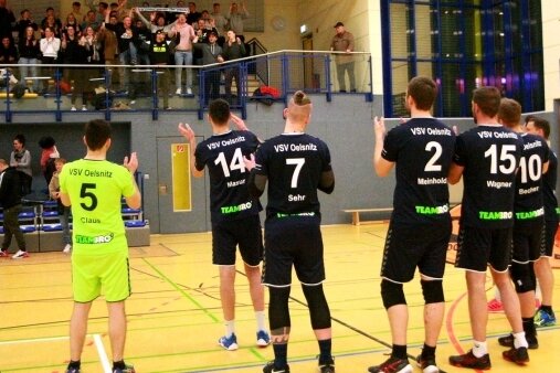 Play-offs geschafft, aber das große Ziel verfehlt - Zusammen mit dem Publikum feierten die Oelsnitzer Regionalliga-Volleyballer am Samstagabend den Einzug in die Finalrunde. 